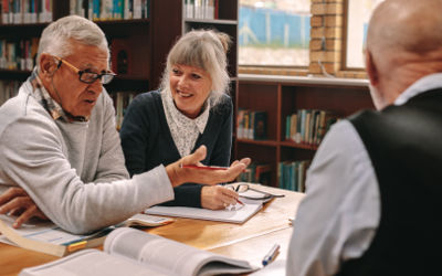 Seniors suivant un cours à l'Université des Aînés